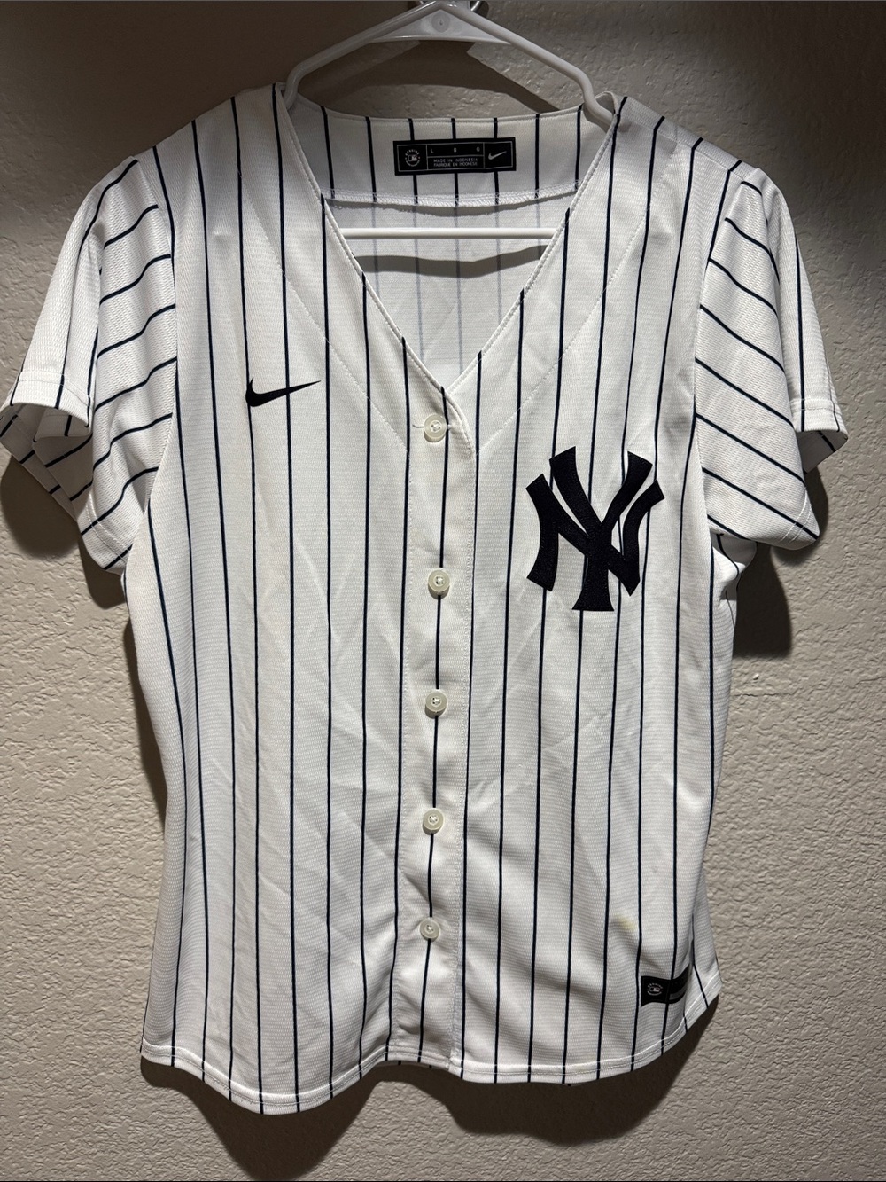 Nike Women’s White Pinstripe New York Yankees Button-Up Jersey